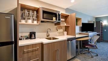 Full-size fridge, microwave, dishwasher, coffee/tea maker
