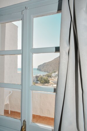 Double Room with Sea View | 客房内保险箱、床单