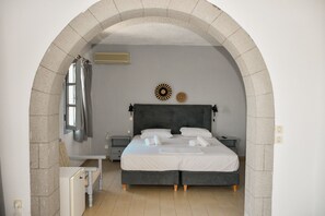 Double Room with Sea View | 客房内保险箱、床单