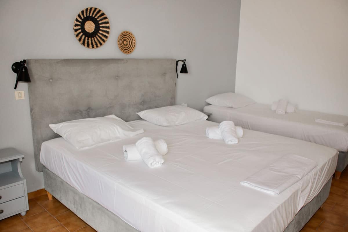Triple room with sea view | In-room safe, bed sheets