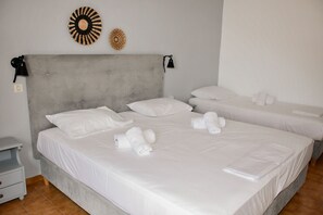 Triple room with sea view | In-room safe, bed sheets