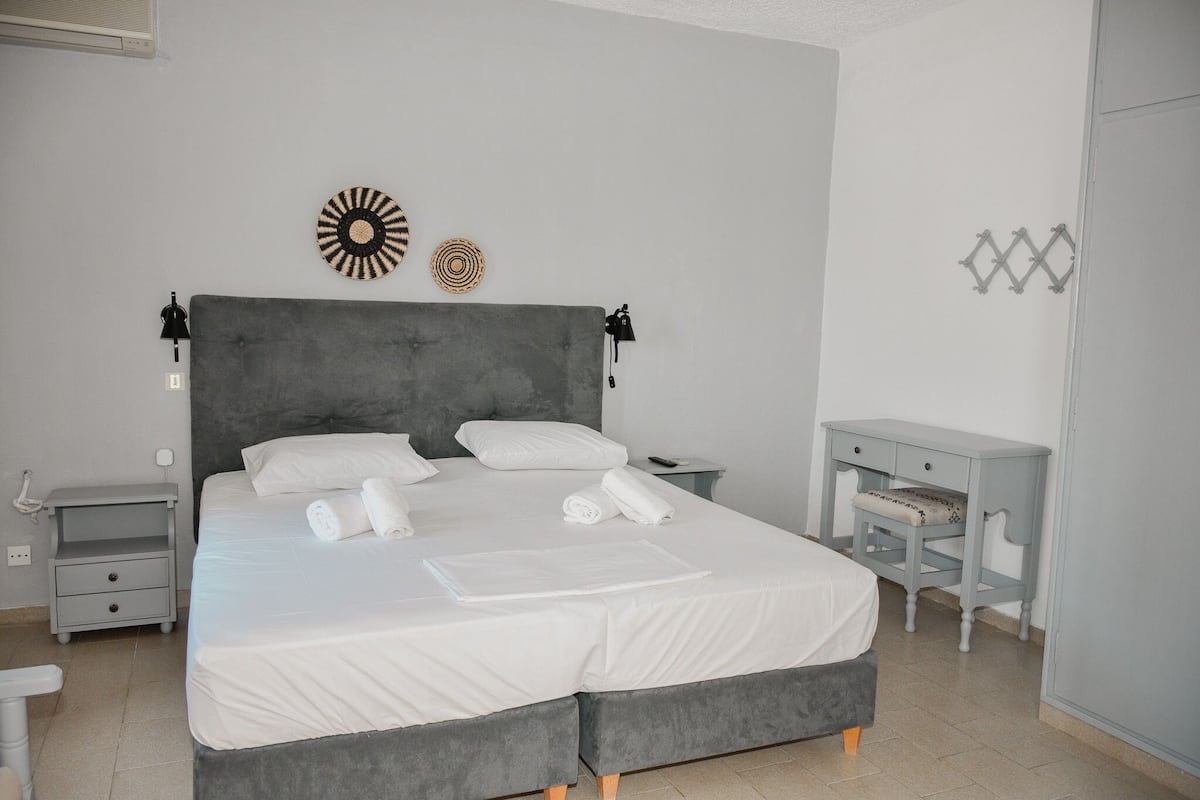 In-room safe, bed sheets