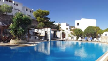 Piscine extérieure, parasols de plage, chaises longues