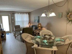 Condo, 2 Bedrooms | Dining