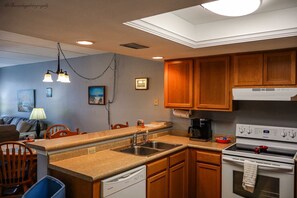 Condo, 2 habitaciones | Cocina privada | Refrigerador, horno, cafetera y tetera y tostadora
