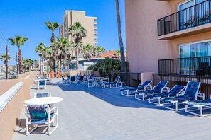 Terrace/patio - Seagull 101 Minium 3 Bedroom Condo by RedAwning (South Padre Island)