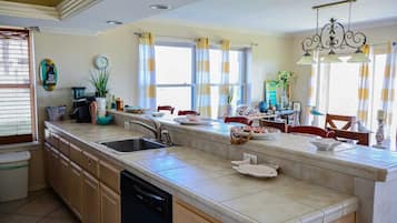 Condo, 3 Bedrooms | Private kitchen | Fridge, oven, coffee/tea maker, toaster