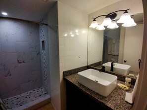 Apartment, 2 Schlafzimmer | Badezimmer | Handtücher