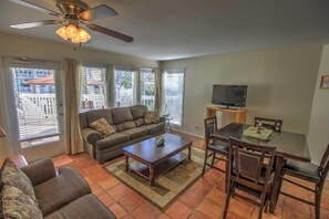 Condo, 2 habitaciones | Área de sala de estar