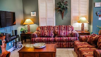 Condo, 2 Bedrooms | Living area