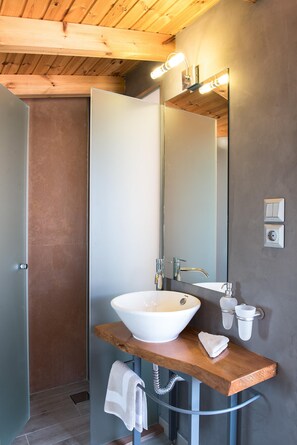 Villa | Bathroom | Shower, rainfall showerhead, free toiletries, hair dryer - Pantanassa Villas Thalia (Chania)