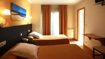 Chambre avec lits jumeaux, balcon | Lits bébé (en supplément), lits pliants/supplémentaires, draps fournis