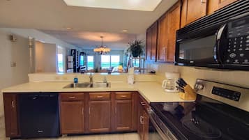 Appartement, 2 slaapkamers | Privékeuken | Een koelkast, een oven, een koffiezetapparaat/waterkoker