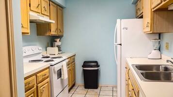 Townhome, 2 Bedrooms | Private kitchen | Fridge, oven, coffee/tea maker, toaster