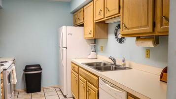 Townhome, 2 Bedrooms | Private kitchen | Fridge, oven, coffee/tea maker, toaster