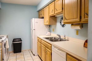 Townhome, 2 Bedrooms | Private kitchen | Fridge, oven, coffee/tea maker, toaster