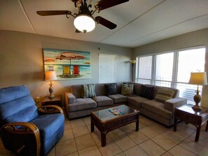 Condo, 2 habitaciones | Área de sala de estar