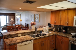 Condo, 2 chambres | Cuisine privée | Réfrigérateur, un four, cafetière-théière, grille-pain