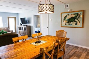 Condo, 2 Bedrooms | Dining