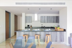 Apartamento luxo | Opções para refeição no quarto