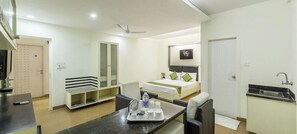 Minibar, escritorio, tabla de planchar con plancha y wifi gratis