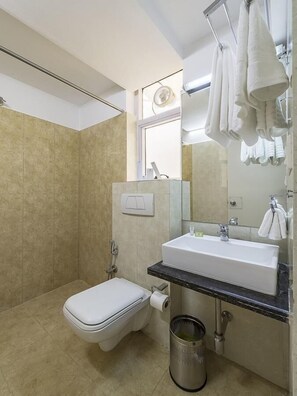 Shower, free toiletries, towels - Cosmo Annora (Bengaluru)