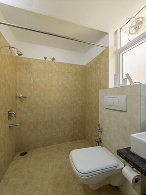 Ducha, artículos de higiene personal gratuitos y toallas
