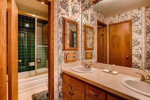 콘도, 침실 2개 | 욕실 | 타월