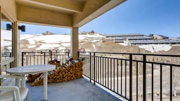 Condo, 2 Bedrooms | Property grounds