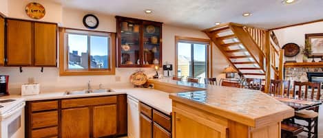 Condo, 5 habitaciones | Cocina privada | Horno y cafetera y tetera