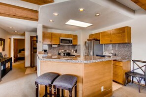 Condo, 2 habitaciones | Cocina privada | Horno y cafetera y tetera