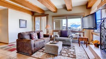 Condo, 2 Bedrooms | Living room