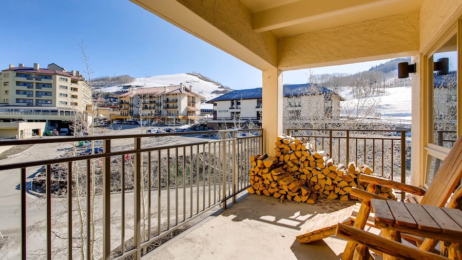 Updated 2 Br With View Of Lifts 2 Bedroom Condo - No Cleaning Fee! by RedAwning