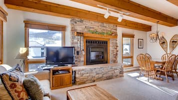 Condo, 2 Bedrooms | Living area