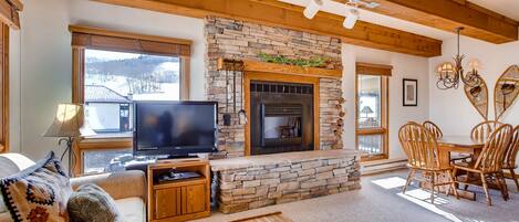 Condo, 2 Bedrooms | Living area