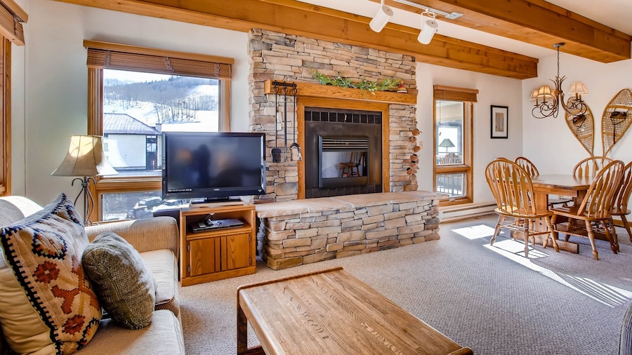 Spacious 2 Br Unit With Completely Updated Kitchen 2 Bedroom Condo - No Cleaning Fee! by RedAwning