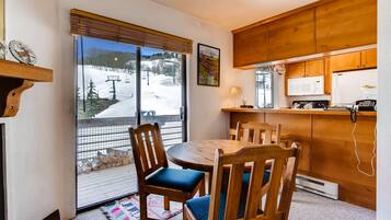 Kondominium, 1 kamar tidur | Tempat makan