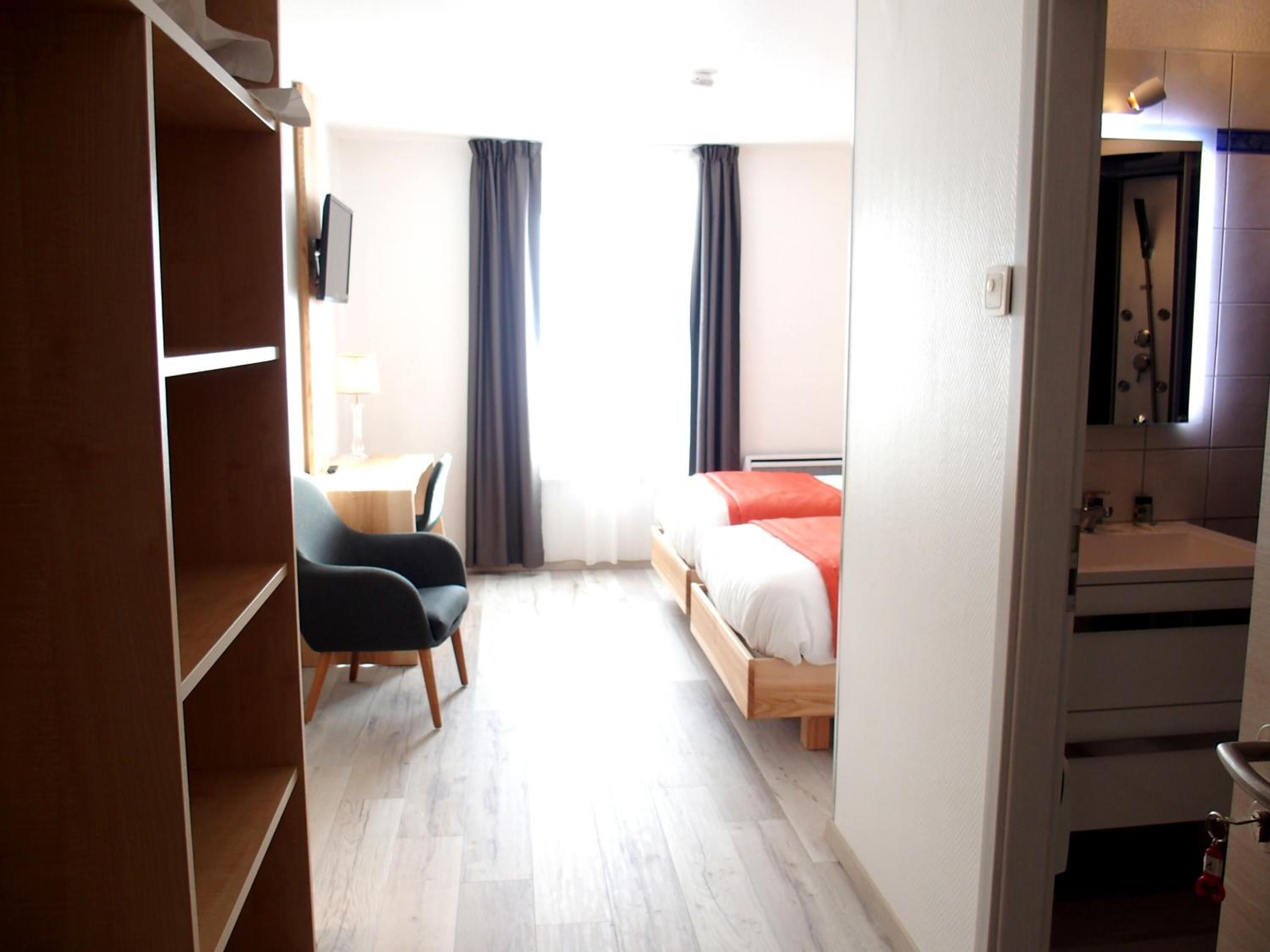 1 bedroom, desk, free wifi, bed sheets