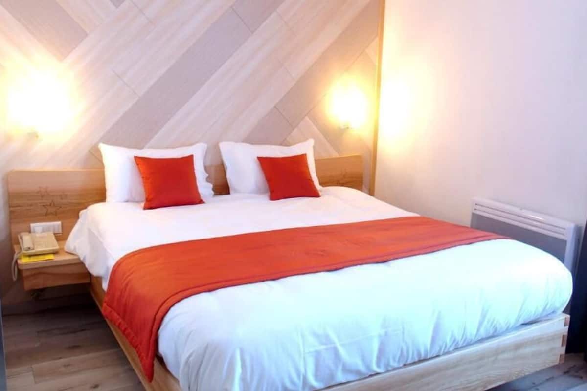 Desk, WiFi (free), bed sheets