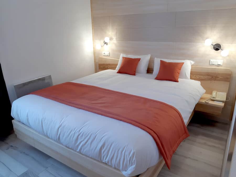 Een bureau, gratis wifi, beddengoed