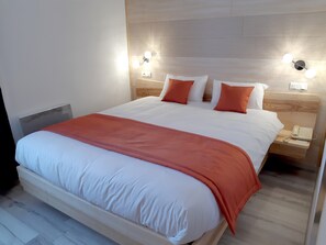 Desk, free WiFi, bed sheets - Hostellerie de l'Etoile (Wasselonne)