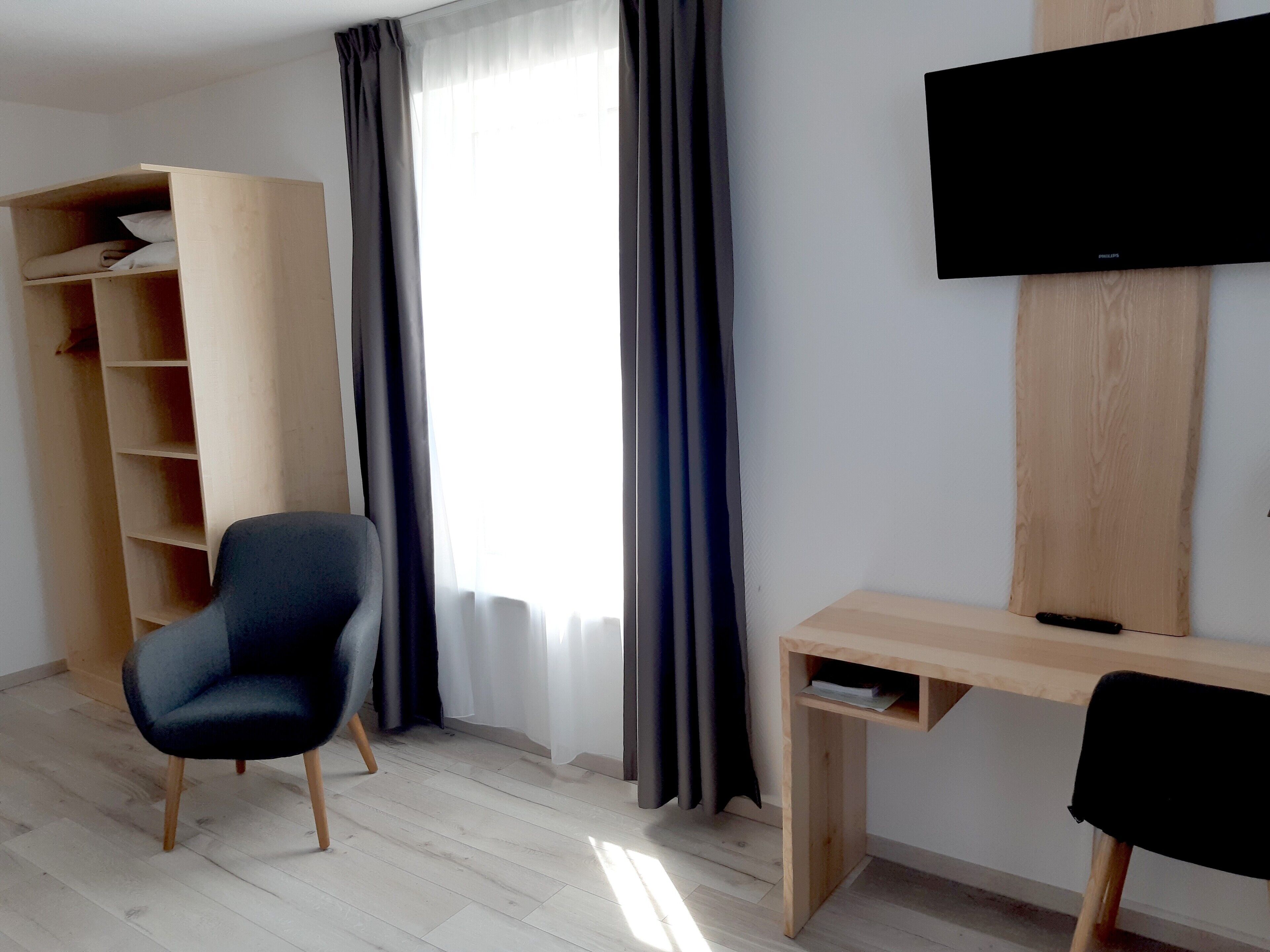 1 bedroom, desk, free wifi, bed sheets