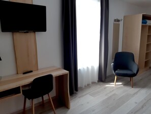 Skrivebord, wi-fi (inkludert) og sengetøy