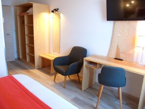 Desk, free WiFi, bed sheets - Hostellerie de l'Etoile (Wasselonne)