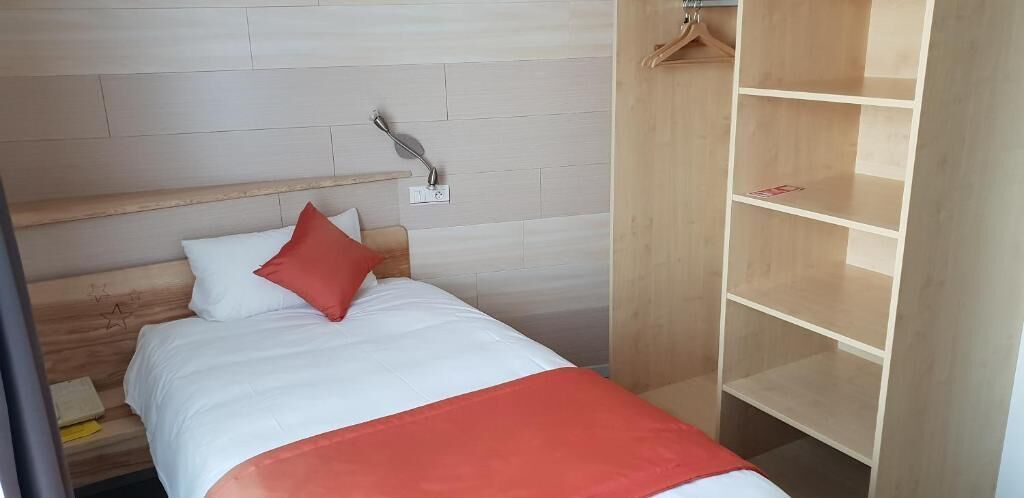 Desk, free WiFi, bed sheets
