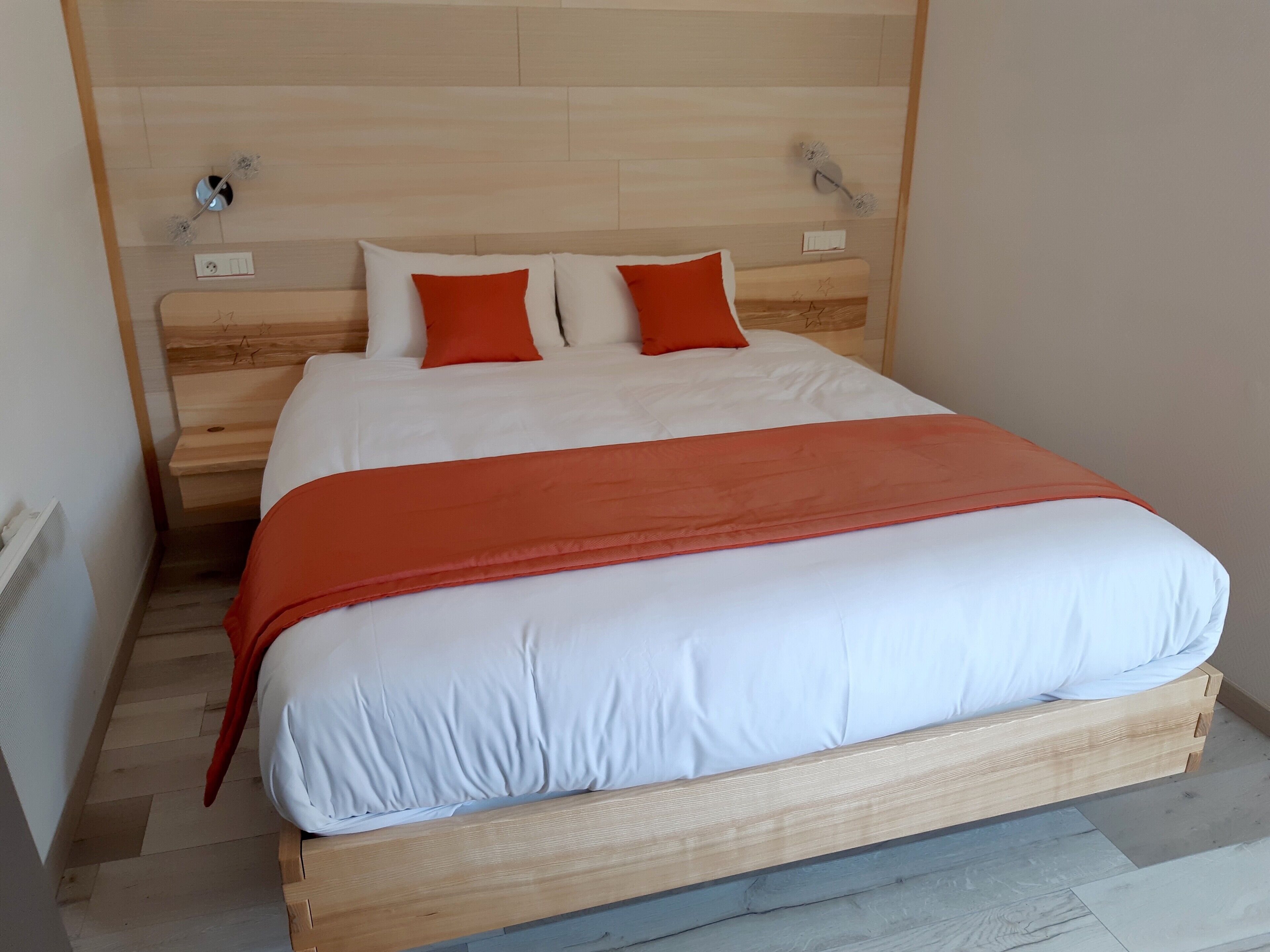 1 bedroom, desk, free wifi, bed sheets