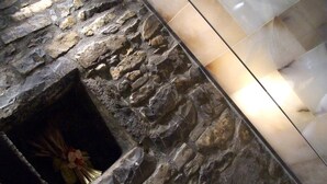 Una chimenea de piedra con un objeto decorativo en su interior.