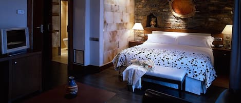 Minibar, caja de seguridad en la habitación y decoración personalizada