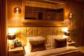 Dobbeltrom – comfort, 1 queensize-seng | 1 soverom, senger med overmadrass og safe på rommet