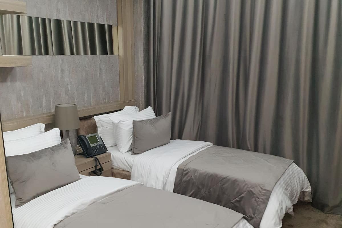 Comfort kamer, 1 twee- of 2 eenpersoonsbedden, meerdere bedden | 1 slaapkamer, pillowtop-bedden, een kluis op de kamer